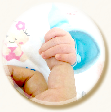 写真:赤ちゃんの手が大人の手を握っている写真